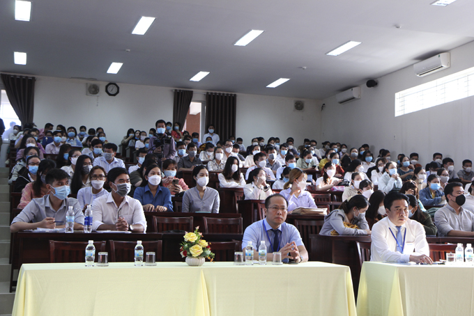 Xây dựng hệ thống chính trị và đội ngũ cán bộ, đảng viên ngang tầm nhiệm vụ
