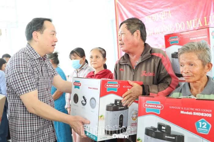 Thường trực Tỉnh ủy trao hỗ trợ đồ gia dụng cho người dân bị ảnh hưởng do mưa lũ