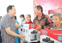 Thường trực Tỉnh ủy trao hỗ trợ đồ gia dụng cho người dân bị ảnh hưởng do mưa lũ