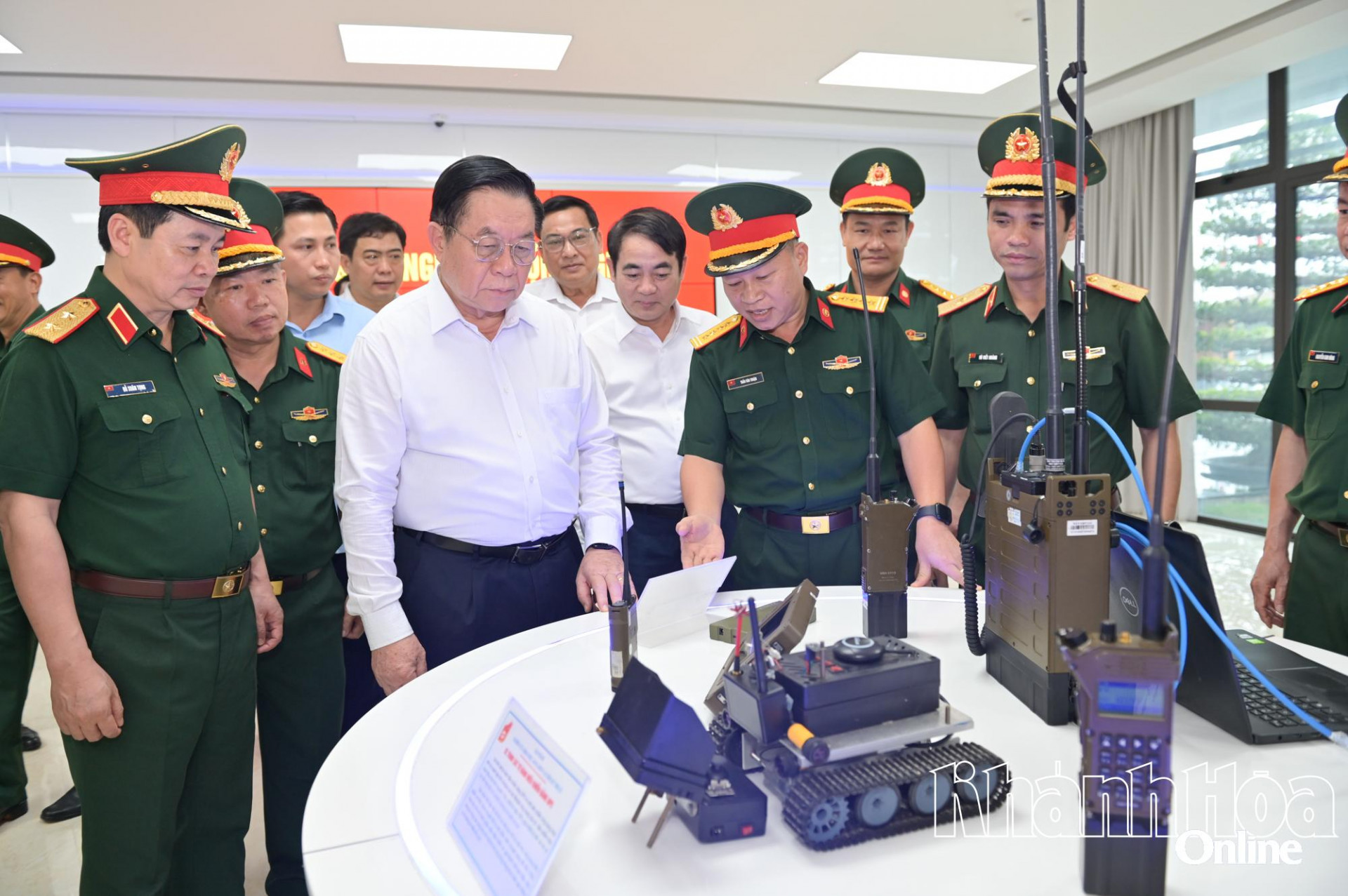 Trưởng ban Tuyên giáo và Dân vận Trung ương Nguyễn Trọng Nghĩa thăm, làm việc tại Trường Sĩ quan Thông tin