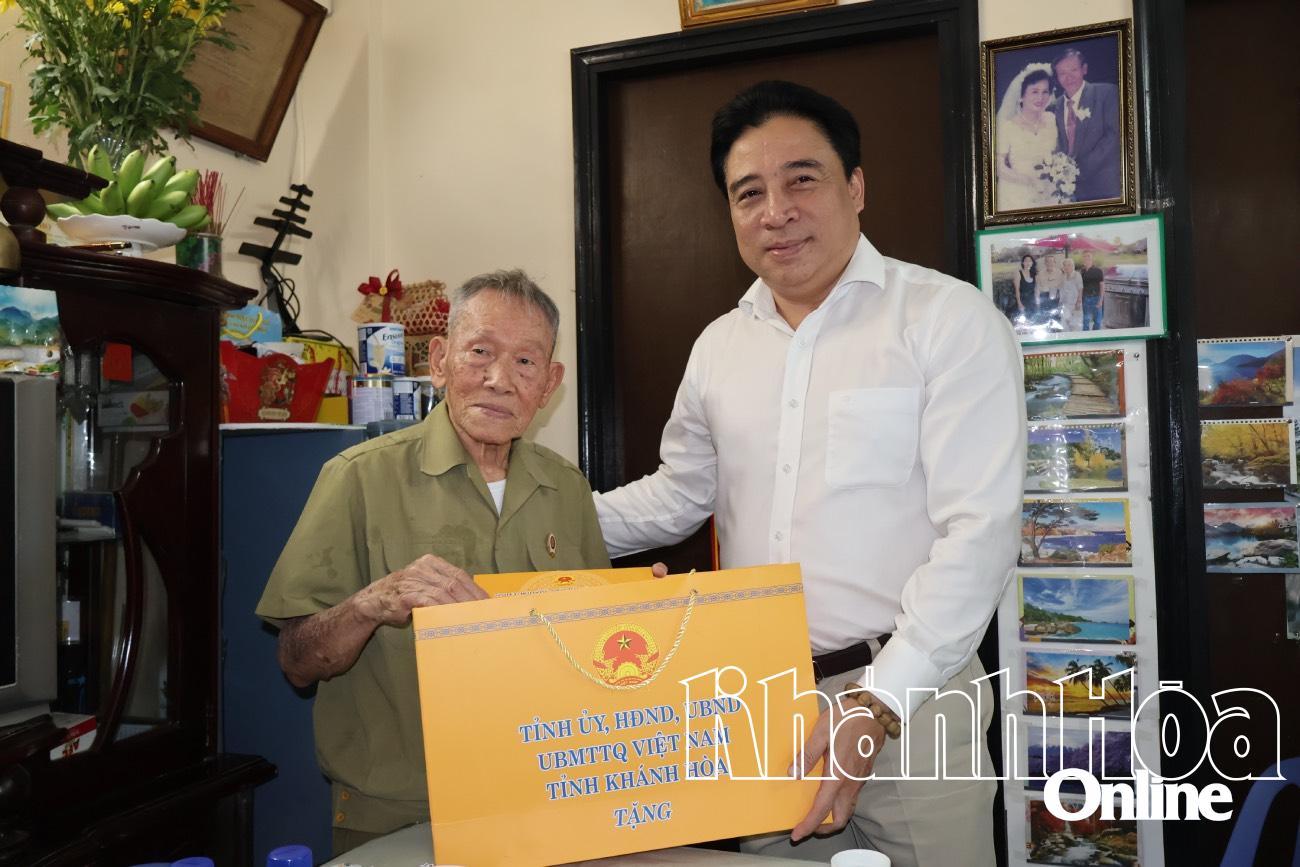 Phó Bí thư Thường trực Tỉnh ủy Nguyễn Khắc Toàn thăm, tặng quà cán bộ lão thành cách mạng tại TP. Nha Trang