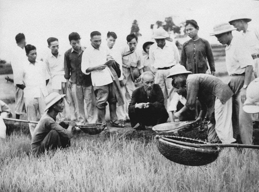 Quan điểm của Hồ Chí Minh về phát triển kinh tế và nâng cao đời sống của nhân dân